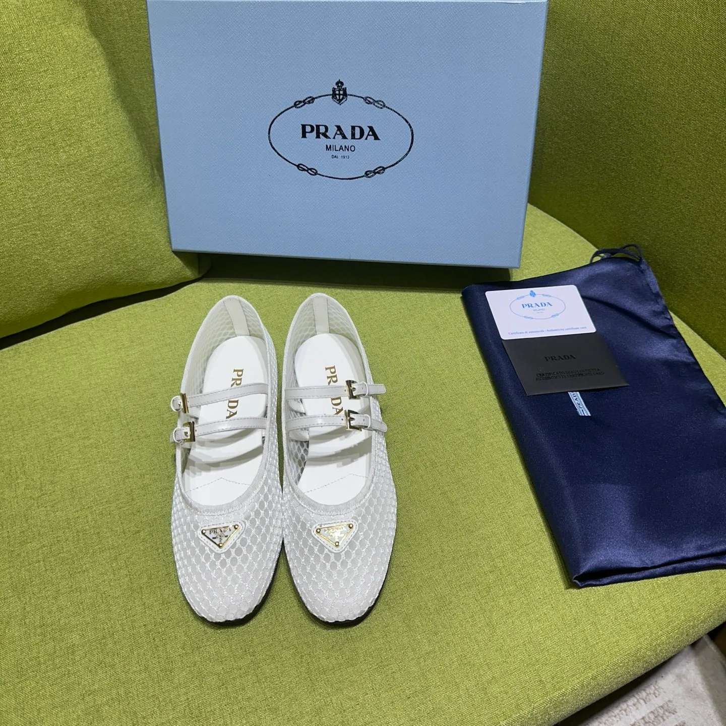 👟👟Ex-factory price 500👟👟 Prada 25ss new style for early spring🔥🔥✨ 🌟 Recommended by major bloggers in Xiaohongshu, developed 1-1 to highlight classic charm. Open molded outsole. Imported mixed breed sheep lining. These ballet flats have a feminine silhouette and classic details for a sophisticated and timeless style. The mesh fabric is reinterpreted with lace patterns, which is delicate and unique. The upper is embellished with a narrow band and an engraved logo metal buckle. Enamel-coated triangular metal logo. 5mm one-piece rubber sole, decorated with hot-stamped logo. Code number: 35 to 42 (40-42 customized, non-refundable)